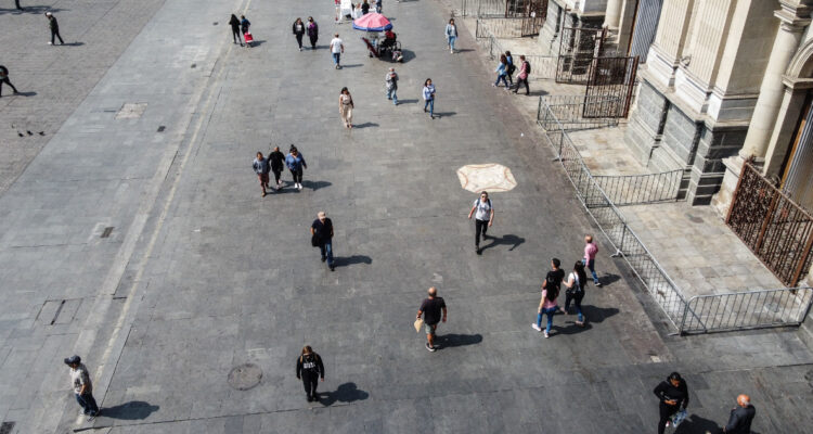 El ahorro de los hogares y las empresas en Chile continúa cayendo