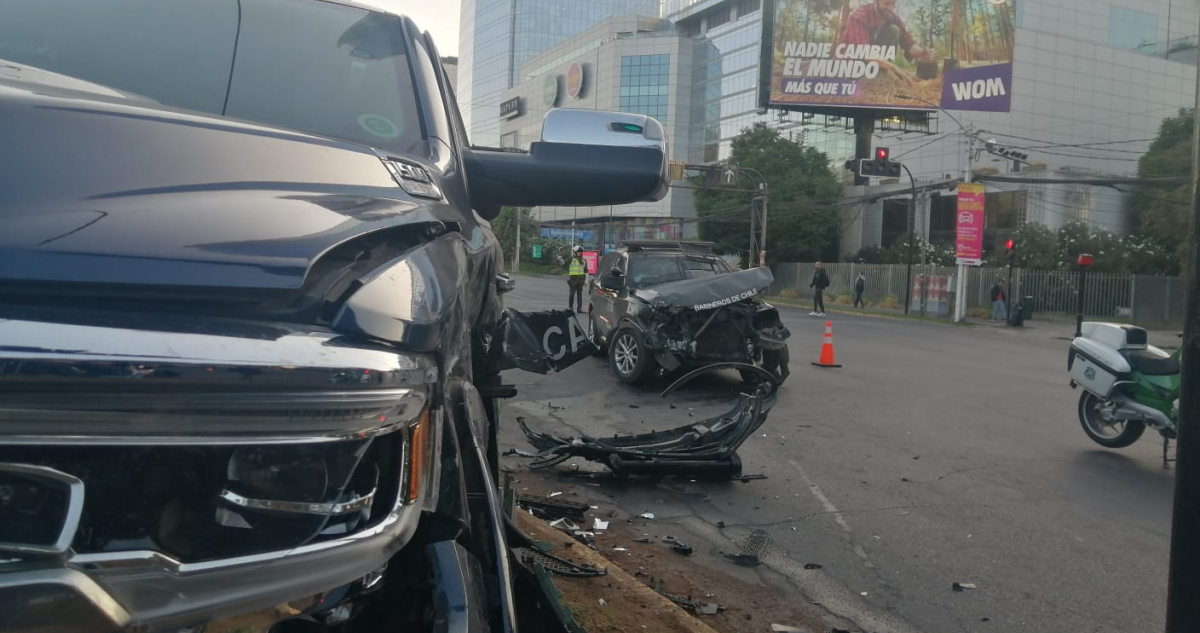 Camioneta del GOPE protagoniza accidente en Providencia: acusan que  conductor no respetó luz roja | Nacional | BioBioChile