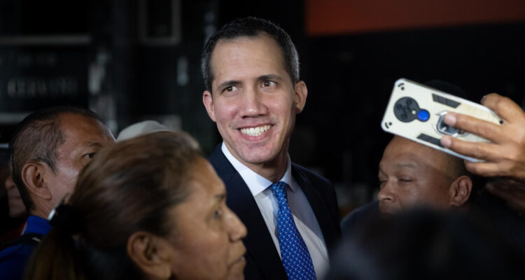 Juan Guaidó denuncia haber sido sacado de Colombia en un vuelo a EEUU: apuntó a gobierno de Maduro
