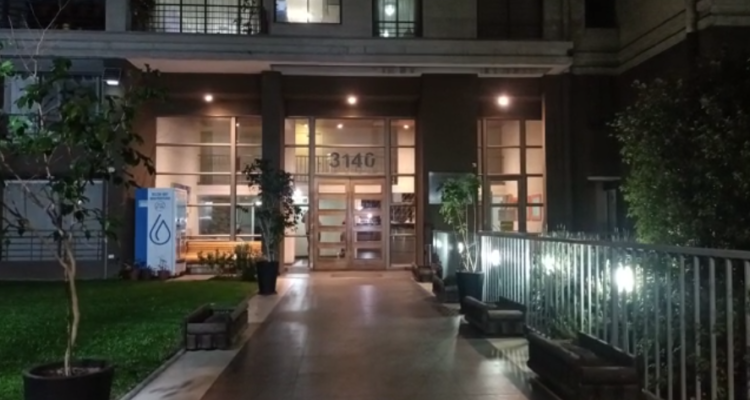 Edificio donde ocurrió la agresión, en la comuna de Macul.