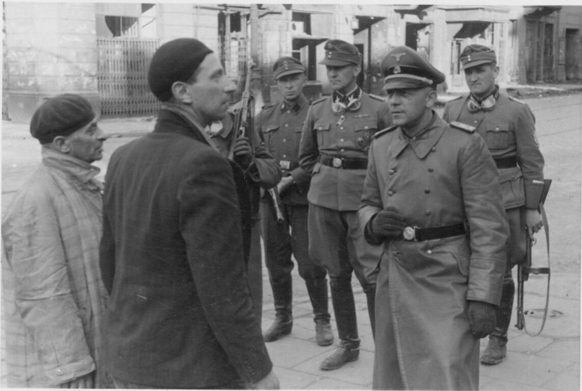 Oficiales nazis de las SS interrogan a dos judíos durante el levantamiento del gueto de Varsovia