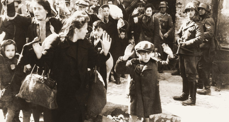 Un niño judío rindiéndose en Varsovia durante el levantamiento del Gueto en mayo de 1943