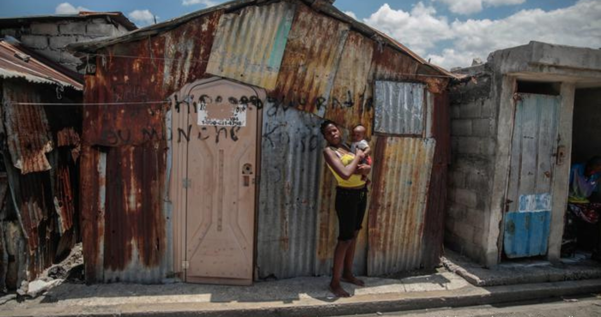 En el suburbio Cité Soleil en Puerto Príncipe, esta mujer vive en una choza luego que las pandillas incendiaran su casa