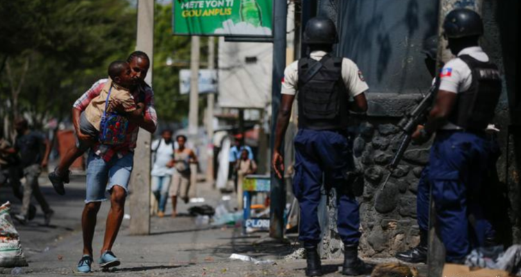 Vida cotidiana en Haití: la Policía en las calles y un padre con su hijo en brazos huyendo de la violencia | DW

