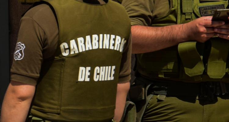 Se lanzó sobre ellos, mordió a uno e hirió a otro: hombre ataca a carabineros durante arresto por VIF