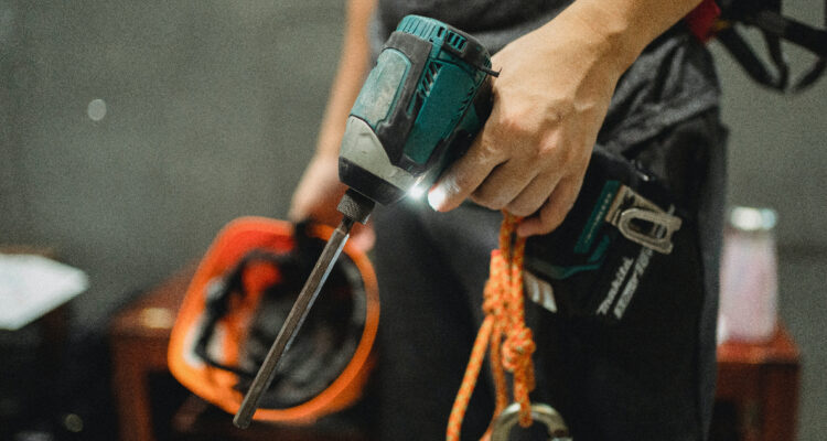 Hombre sosteniendo taladro