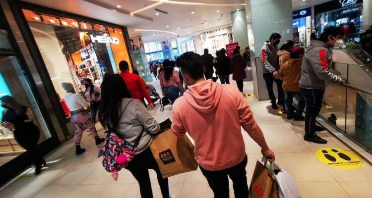 Cuándo abrirán, cuándo cerrarán y cuál será el horario de supermercados, malls y centros comerciales durante los feriados de la Semana Santa en Chile.