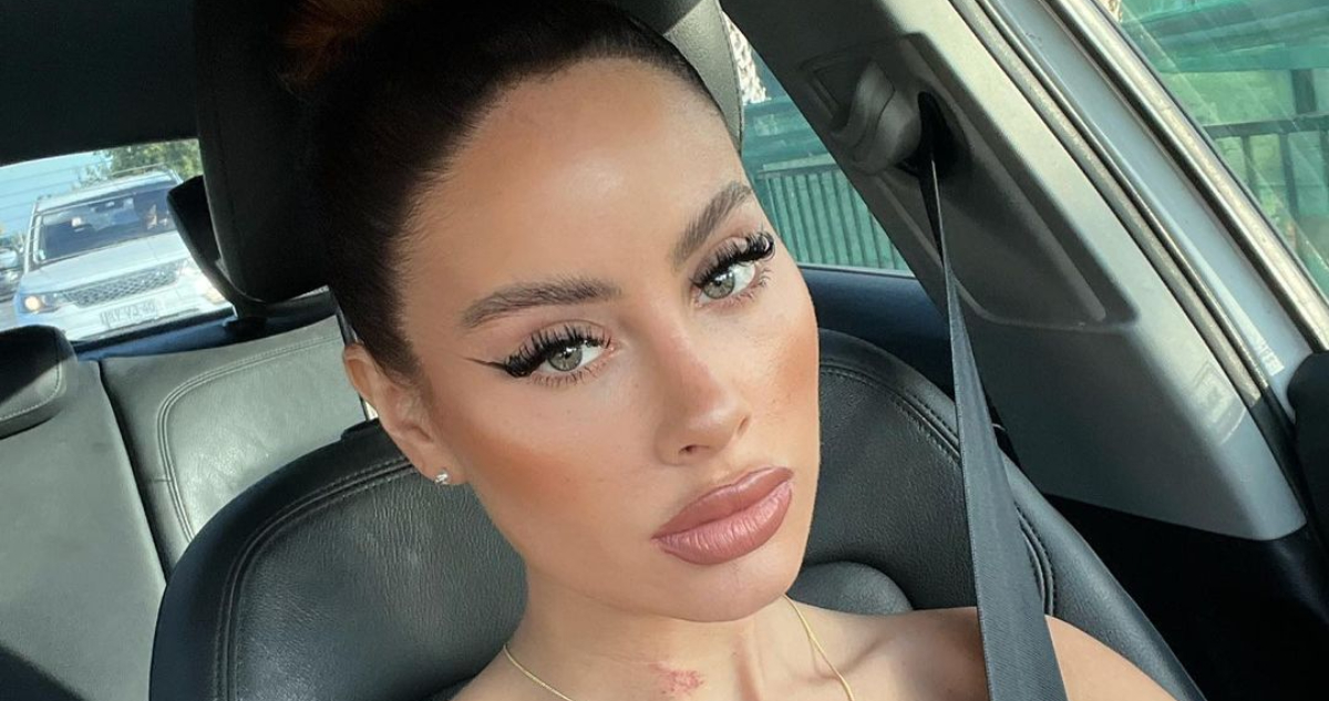 La influencer Ignacia Michelson posa seria para la cámara.