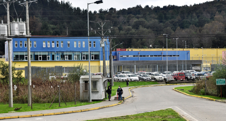 Incautan cargamento con drogas y teléfonos en cárcel de Valdivia fueron lanzados desde la calle