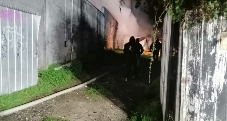 Una persona con asfixia deja incendio en pleno centro de Osorno: evacuaron un local nocturno