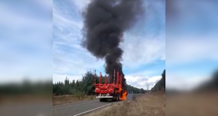 Confirman ataque incendiario tras quema de dos camiones en Collipulli: Carabineros resguarda ruta
