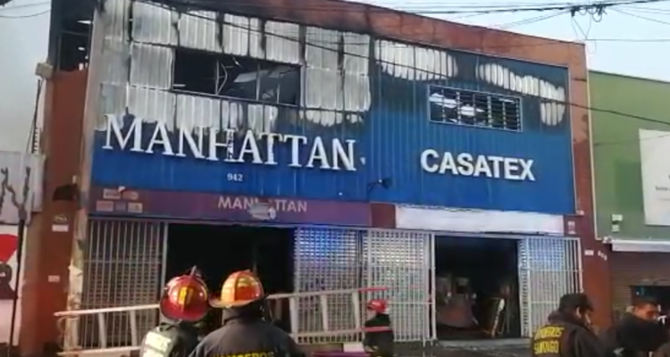 Tres bomberos heridos deja gran incendio que destruyó bodega de telas en Independencia