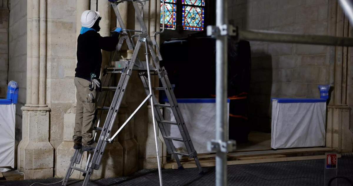 Un trabajador en la nave de la catedral de Notre Dame