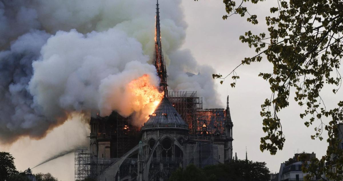 La Catedral de Notre Dame incendiándose en 2019