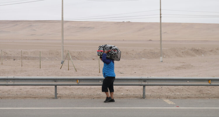 Cerca de 200 inmigrantes que dejaban Chile generaron operativo de la policía peruana en frontera norte