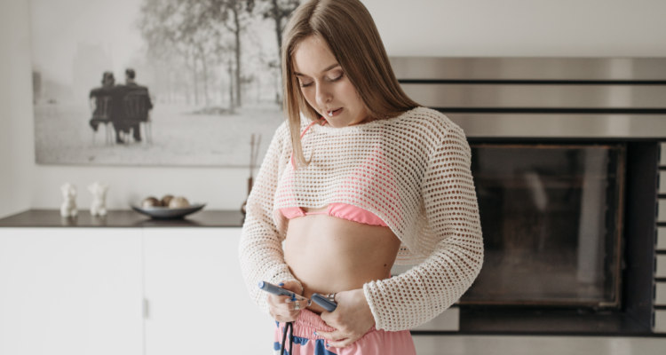 Mujer con diabetes inyectándose insulina en referencia a nuevo estudio que la eliminaria