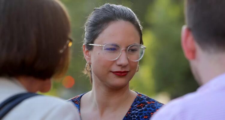 Hassler posee celular institucional