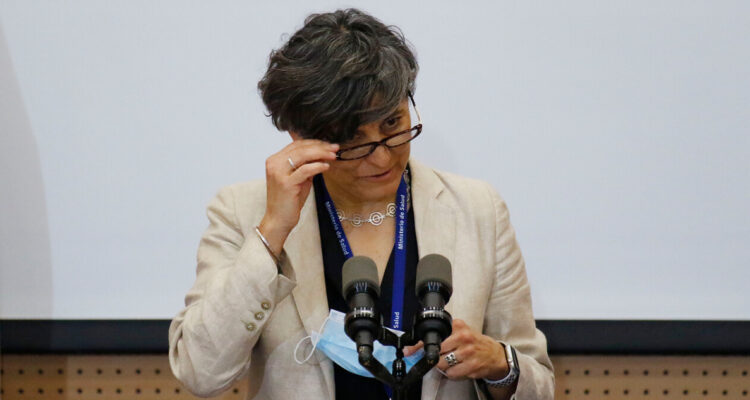 Isapres: el dolor de cabeza de la ministra Aguilera que podría por costarle el puesto