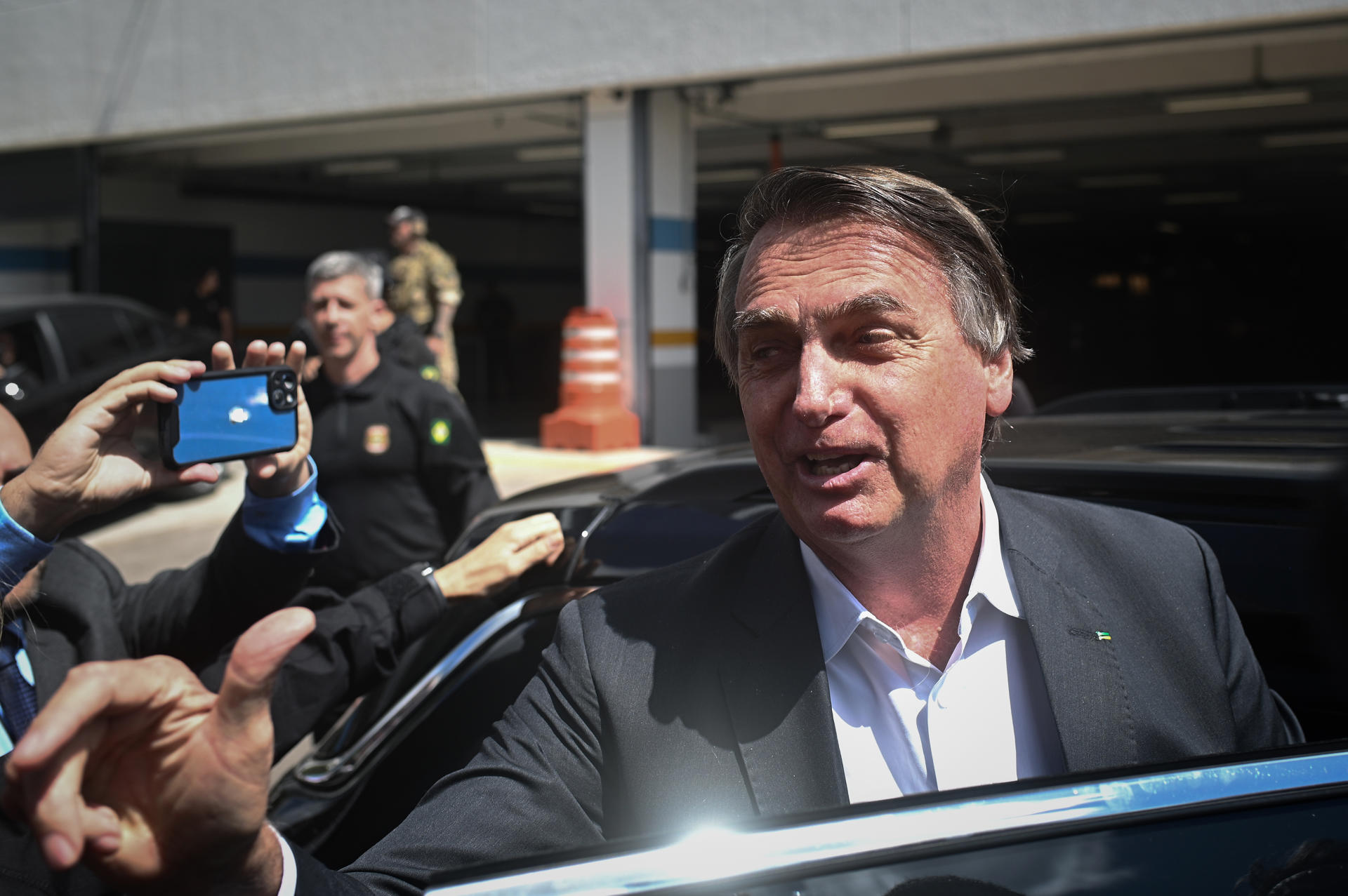 Jair Bolsonaro sale de la sede de la Policía Federal tras dar testimonio