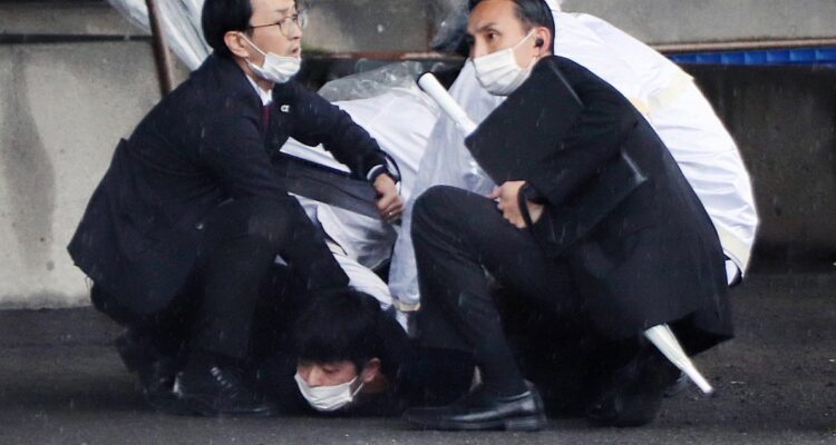 Registran casa del atacante del primer ministro nipón en busca de explosivos