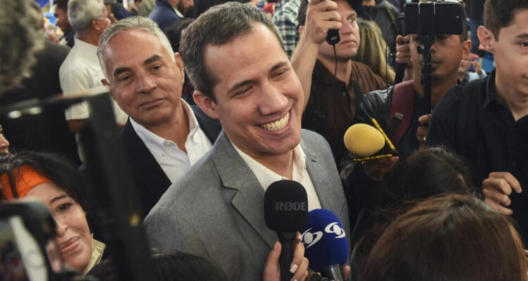 Juan Guaidó llega sin invitación a cumbre en Colombia para negociar sobre Maduro y Venezuela
