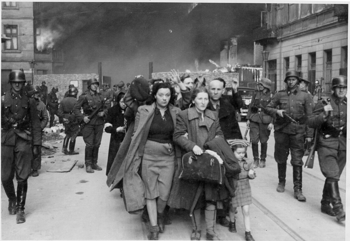 Judíos capturados por los nazis siendo deportados en abril de 1943