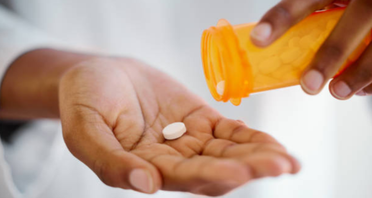 Juez de EEUU revoca la aprobación de píldora abortiva a nivel nacional