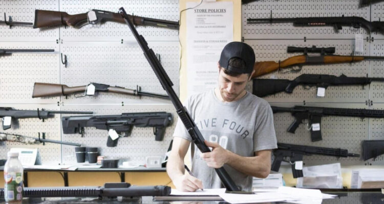 A días de la última masacre gobernador de Florida firma ley que permite porte de armas sin permiso