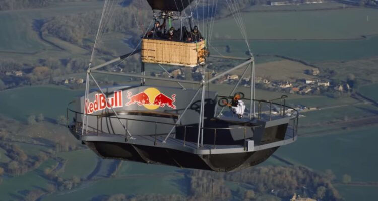 Leyenda se lució con acciones de BMX en globo aerostático