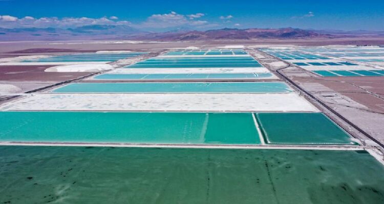 Vista aérea de los estanques de salmuera y las zonas de procesamiento de la mina de litio de la empresa chilena SQM, en el desierto de Atacama.