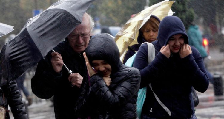 Vientos de hasta 100 km/h, tormentas eléctricas y marejadas: 10 regiones de Chile en Alerta por lluvias de hasta 300 mm