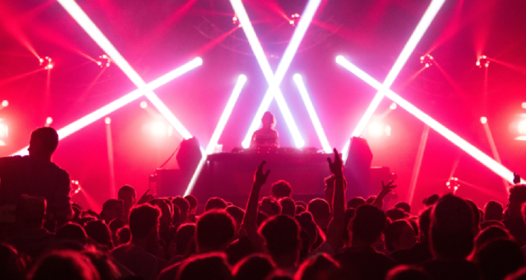 Los Ángeles un menor de edad murió y otra persona fue herida de gravedad tras balacera en discoteca