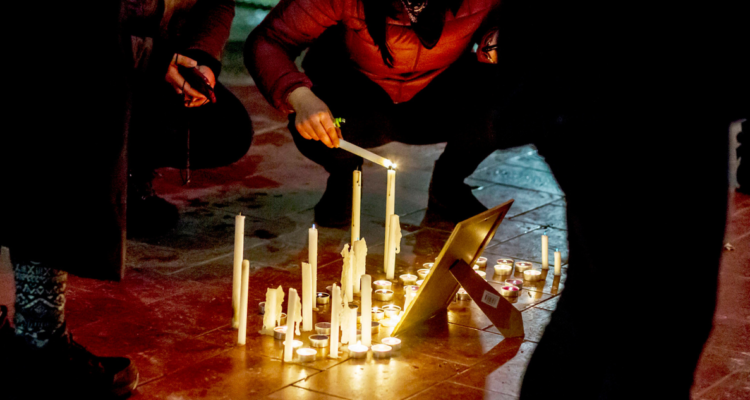 Contexto/ “Los asesinaron por error”: realizan velatón a dos hombres de 29 y 30 años acribillados en Lota.