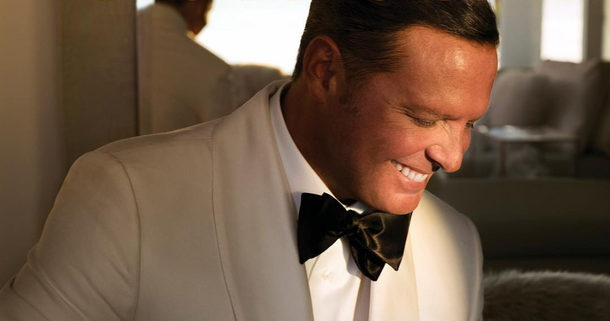 El cantante Luis Miguel sonriendo a la cámara. El músico confirmó su regreso a Chile este 2023
