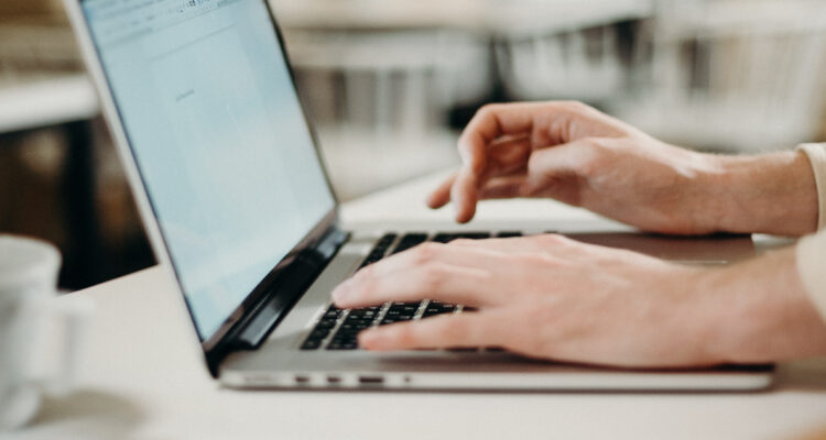 Manos escribiendo computador