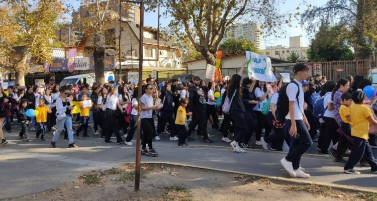 Apoderados y estudiantes marchan en Ñuñoa