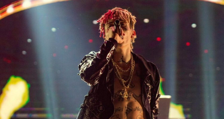 El cantante Marcianeke presentándose durante un concierto. El músico fue captado rechazando droga en medio de un show.