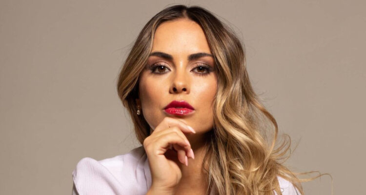 La bailarina Maura Rivera posa seria para la cámara.