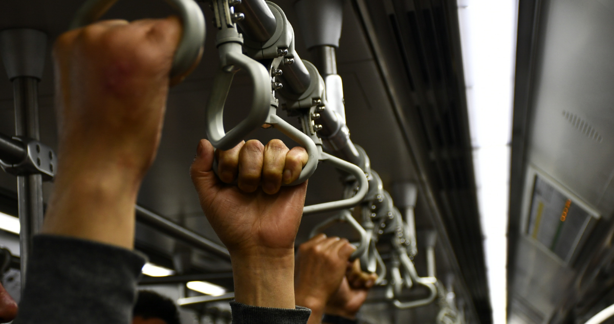gente dentro de un vagón del metro