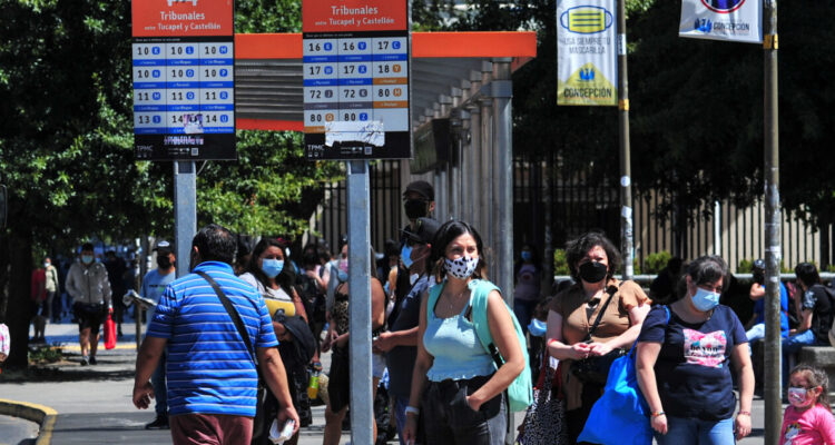 Universitarios acusan largas esperas por falta de micros en Concepción: advierten con movilizaciones