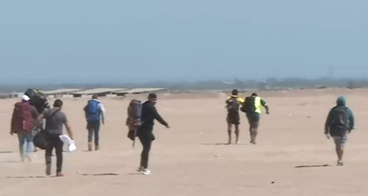 migrantes cruzan la frontera a Perú