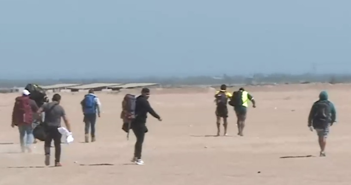 migrantes cruzan la frontera a Perú