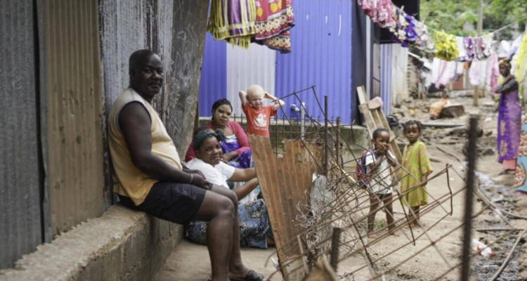 Residentes del barrio de Majicano, en el territorio francés de Mayotte