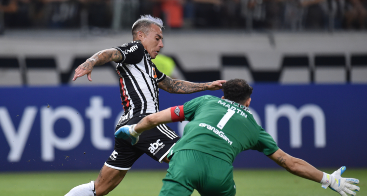 Eduardo Vargas cae con el Atlético Mineiro en Libertadores.