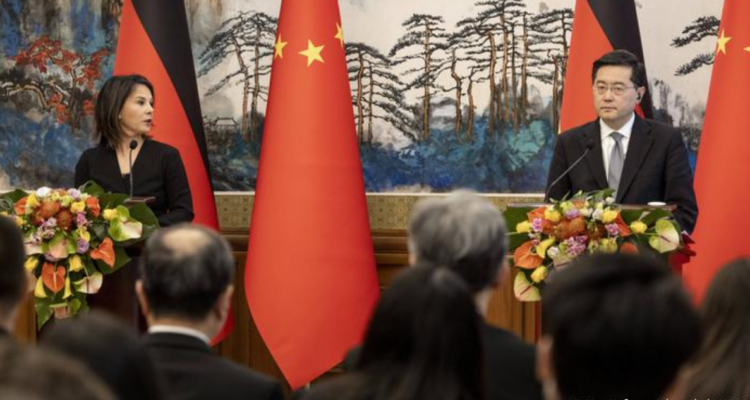 Annalena Baerbock, ministra alemana de Exteriores y Qin Gang, su homólogo chino este 14 de abril en Pekín