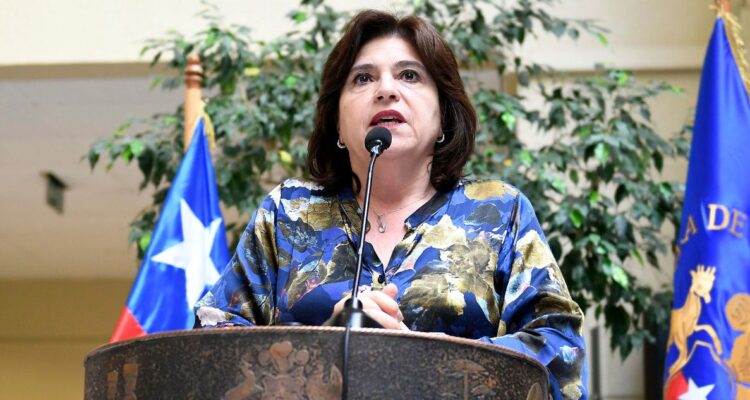 Ministra Uriarte se mantendrá alejada de La Moneda por cuadro de anemia: cumplirá un mes de ausencia
