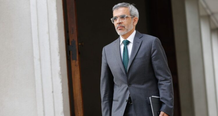 Ministro Cordero adelanta que plan para buscar a detenidos desaparecidos podría comenzar en agosto