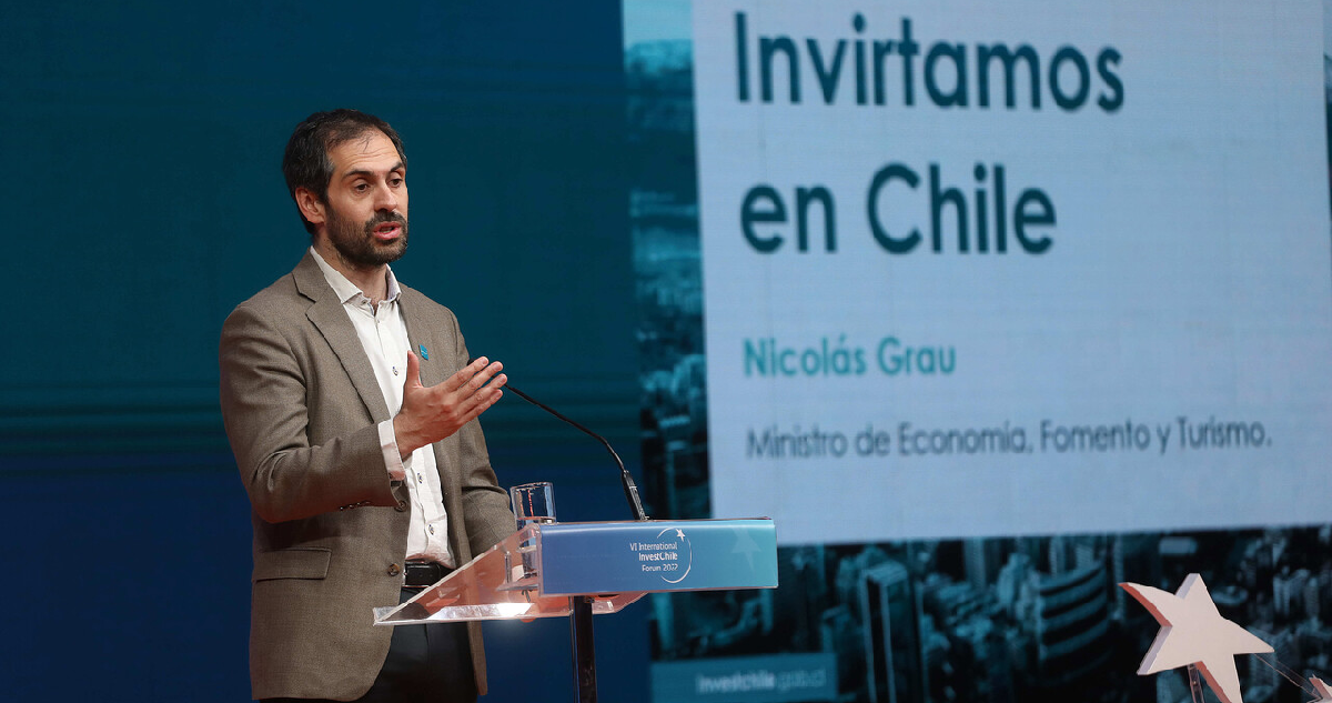 El ministro de economía, fomento y turismo, MIguel Grau, expone durante el Foro de Inversiones organizado por InvestChile, en la comuna de Las Condes el 6 de diciembre de 2022