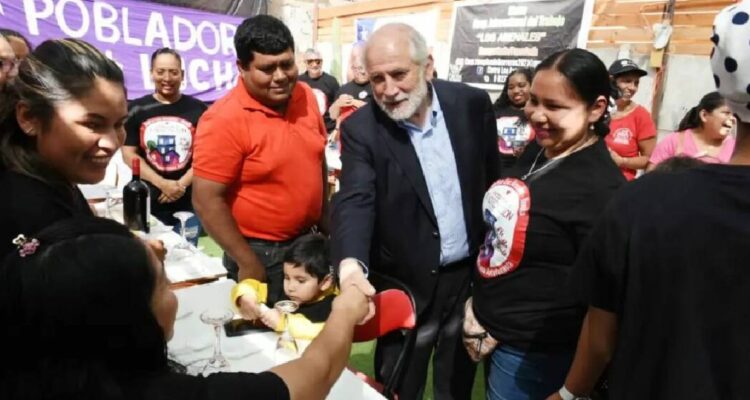 El ministro de VIvienda, Carlos Montes, visitó Antofagasta donde compartió con dirigentas de campamentos