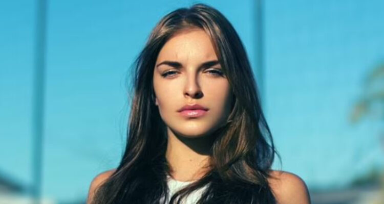 Jennifer Young posa para la cámara. La modelo arriesga 20 años de cárcel por tráfico de drogas.